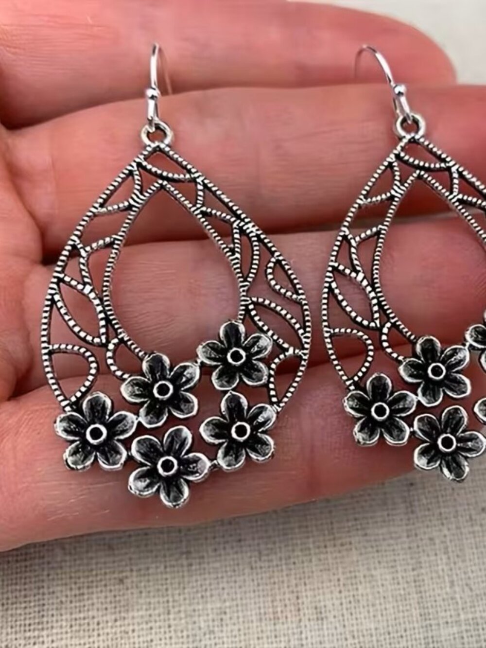 teardrop dangle earrings featuring a blackened flower design Z196